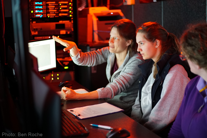 Blick in die ROV-Operationszentrale der RRS JAMES COOK. Photo: Ben Roche