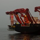 Der Tiefseeroboter ROV KIEL 6000 wird von der SONNE ins Wasser gelassen. Foto: J. Steffen, GEOMAR