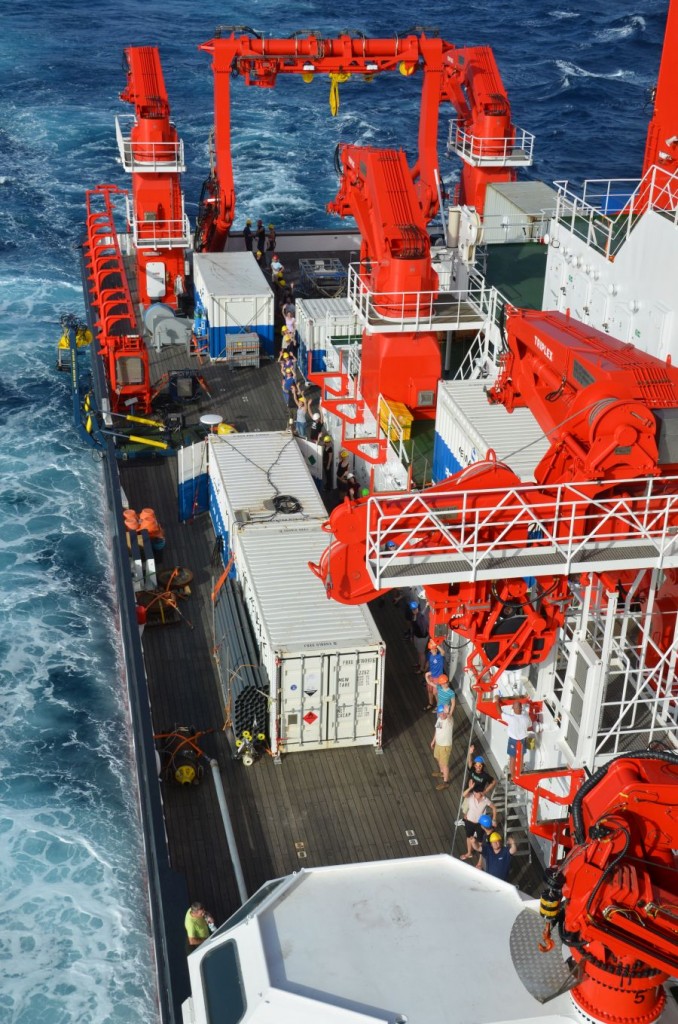 Das große Arbeitsdeck mit vielen, vielen Wissenschaftlern / the big working deck with many, many scientists. ©Thomas Walter