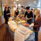 Ein typisches Buffet zum Abendessen auf FS SONNE / A typical dinner buffet on RV SONNE. ©Torben Riehl