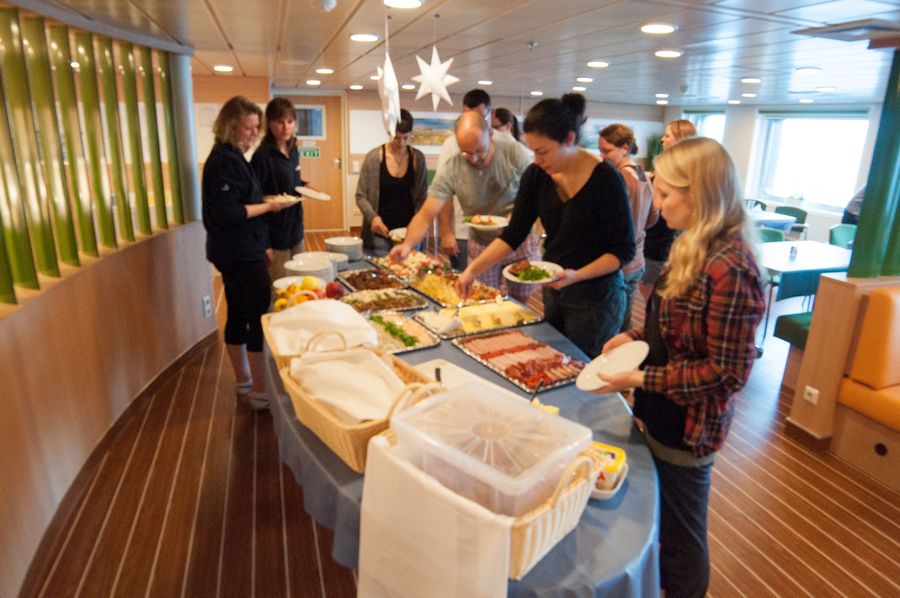 Ein typisches Buffet zum Abendessen auf FS SONNE / A typical dinner buffet on RV SONNE. ©Torben Riehl