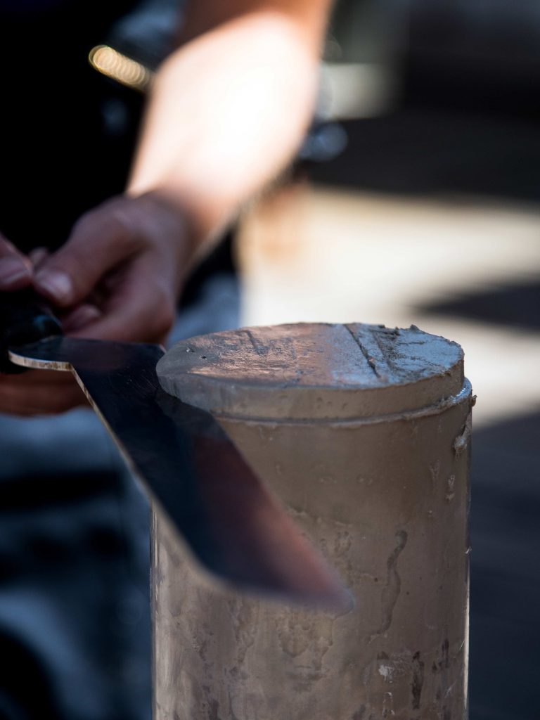 The sediment from the tubes of the MUC is cut into 1 cm thick slices. Photo: Steffen Niemann