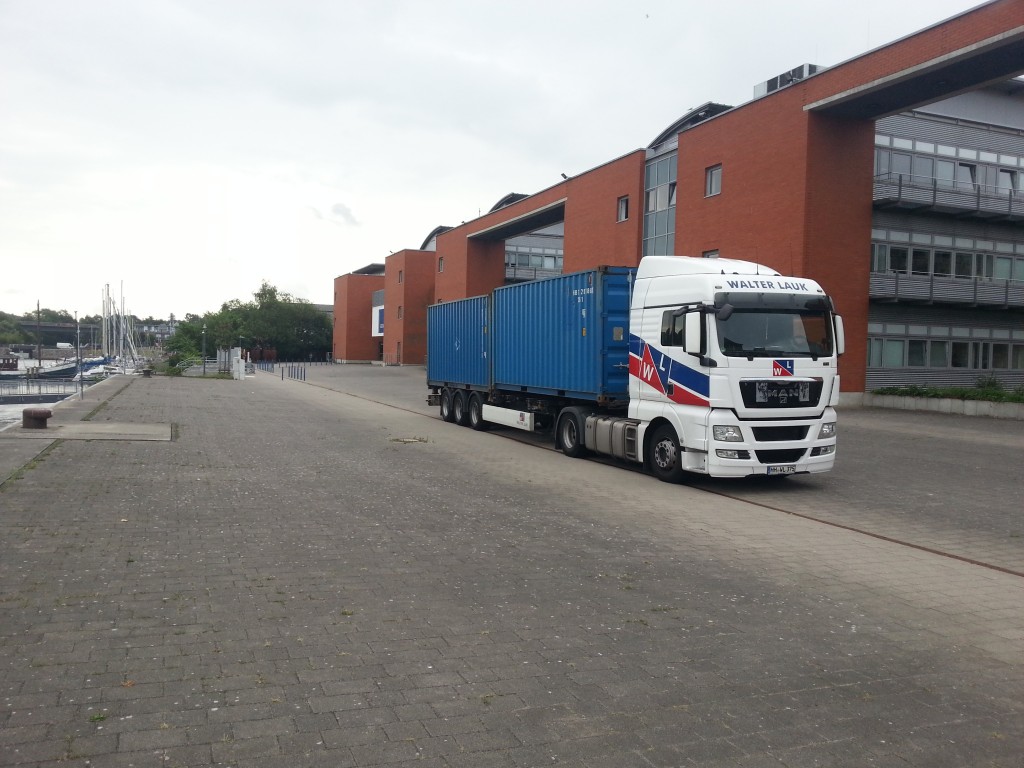 Abfahrt der Container vom Geomar in Kiel