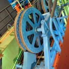 "Antriebsräder" (Friktion), mit denen das Seil gezogen wird (die dazugehörige Winde speichert das Seil nur). Sie stammen ursprünglich aus einem Bergwerk. Foto: Franziska Matz